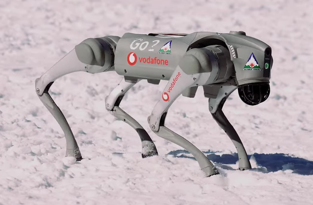 宇树 Go2 机器狗在雪地中行走